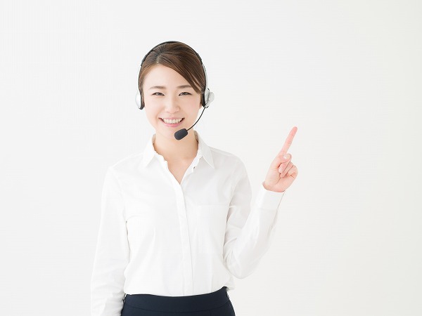 手を出す女性